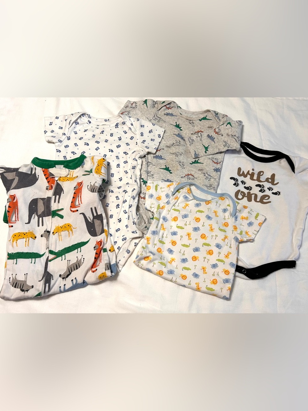 9-12 Month Baby Kids Clothes - 5 Pieces! Bodysuits and Sleeper Good Condition
